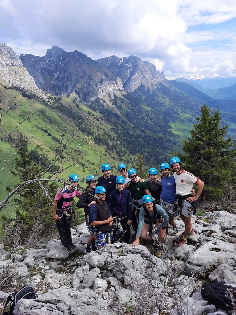 EVG annecy groupe de garçons au sommet de la via tyro